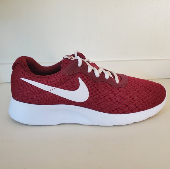 maroon nike tanjun